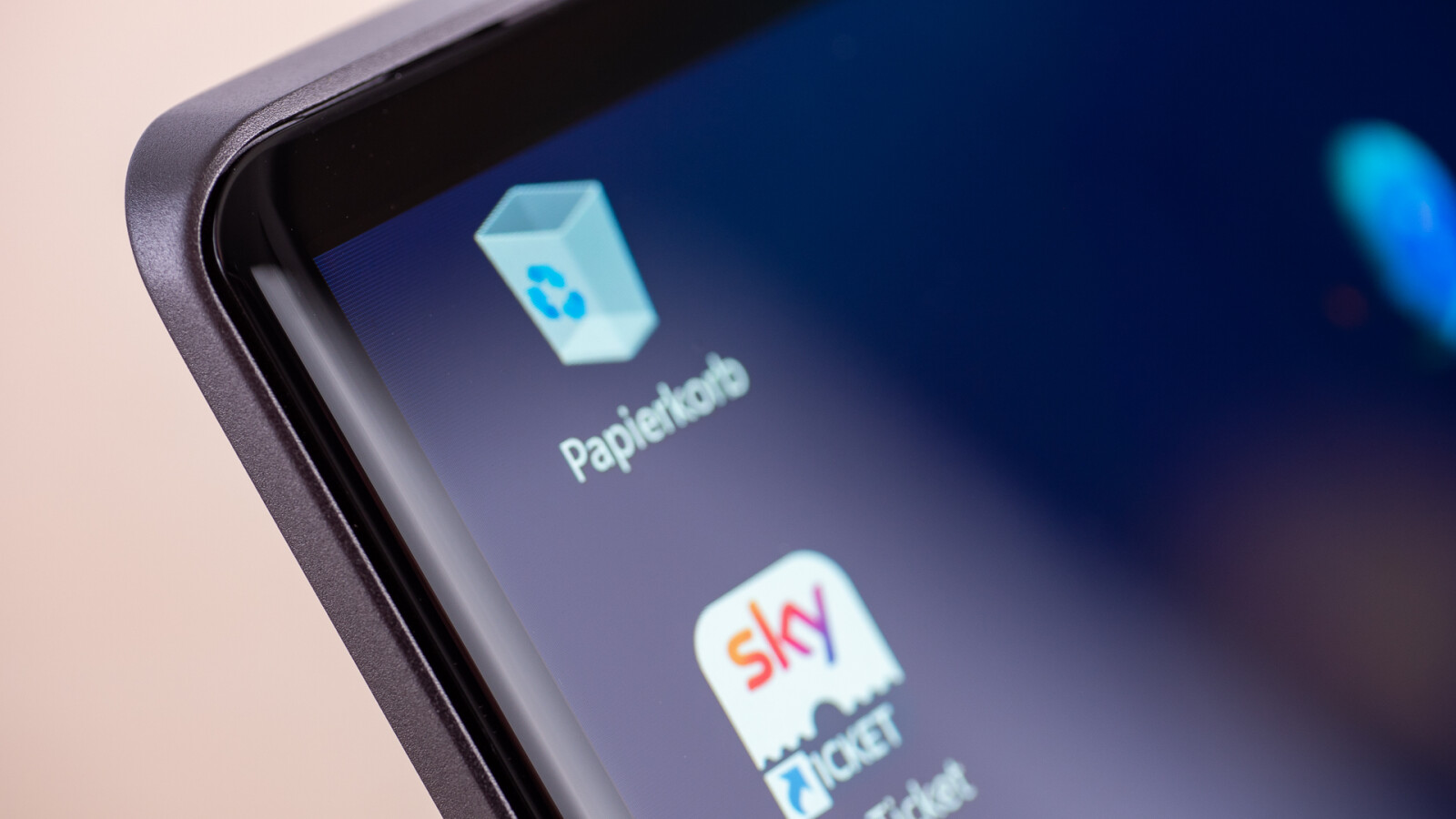 An den Seiten des Lenovo Yoga S940 wölbt sich das Displayglas.