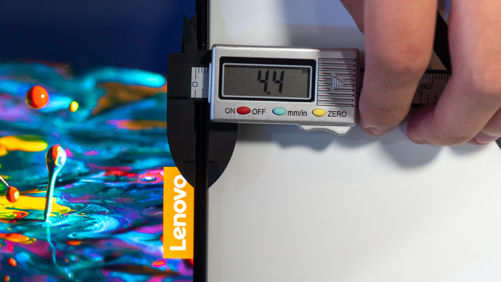 Der überaus dünne Seitenrand des Lenovo Yoga S940.