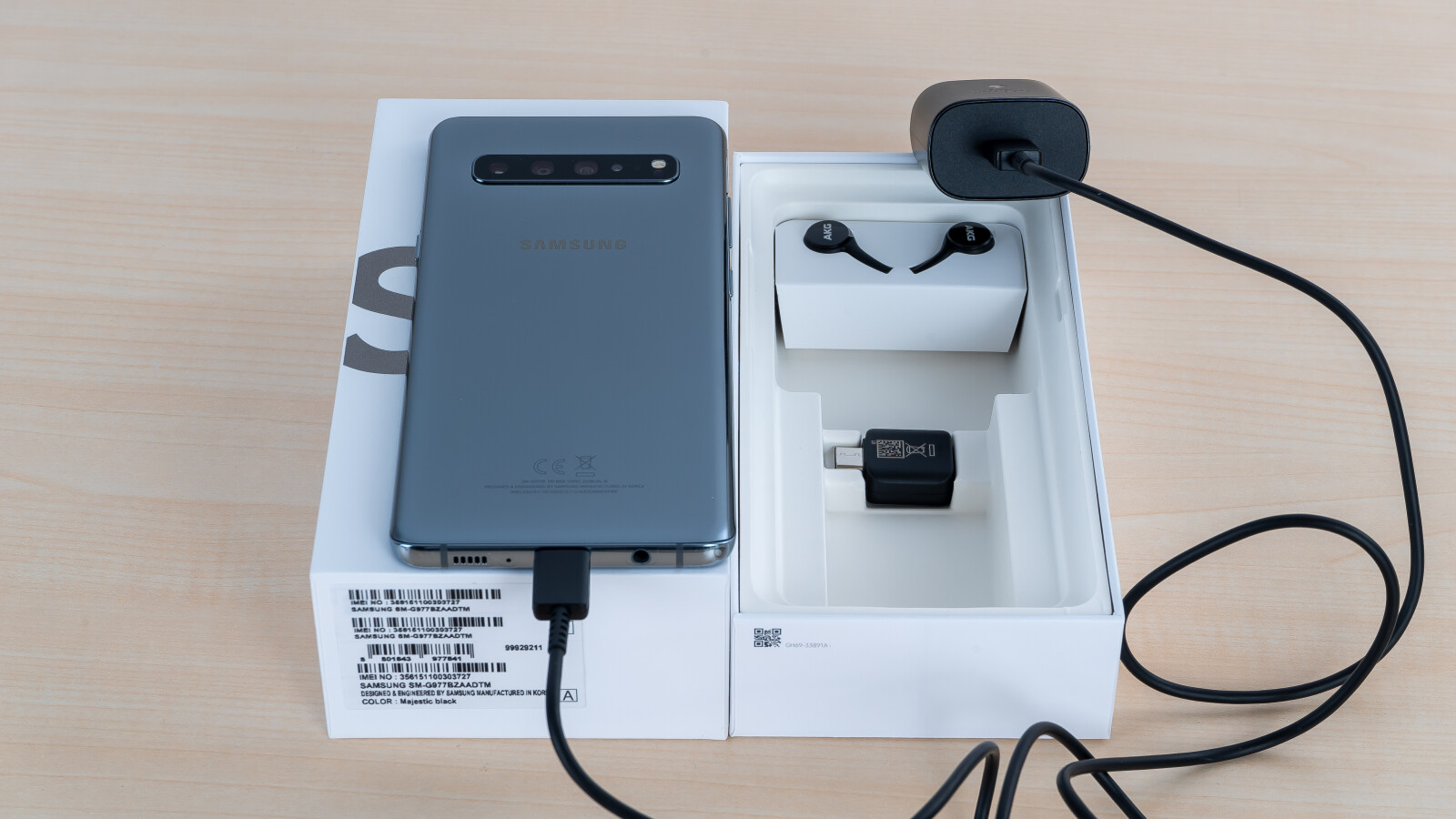 ... findet ihr ein Ladegerät, welches mit USB-C und einer Schnellladefunktion ausgestattet ist.