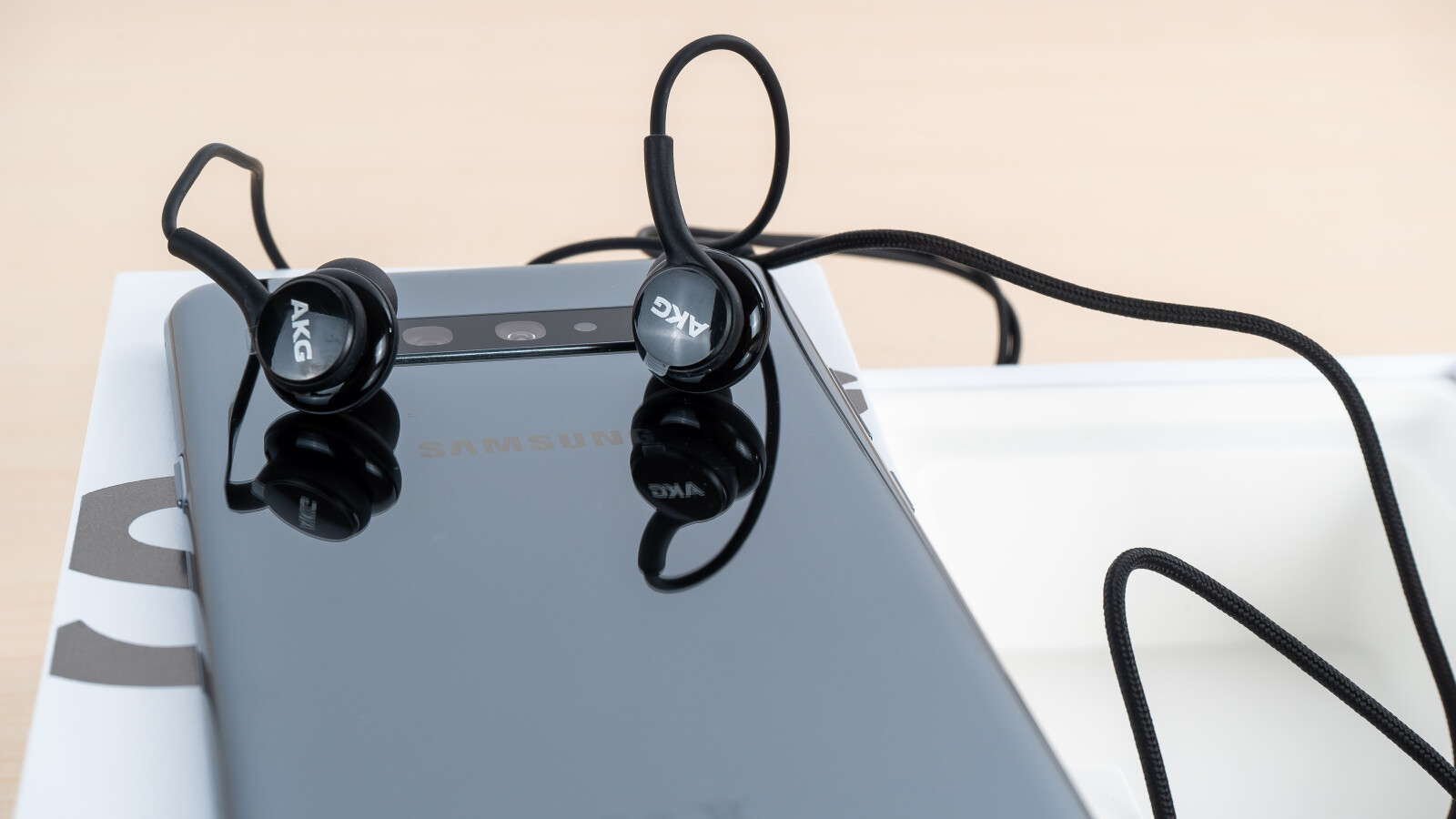 Das AKG-Logo thront auf beiden Ohrstöpseln.