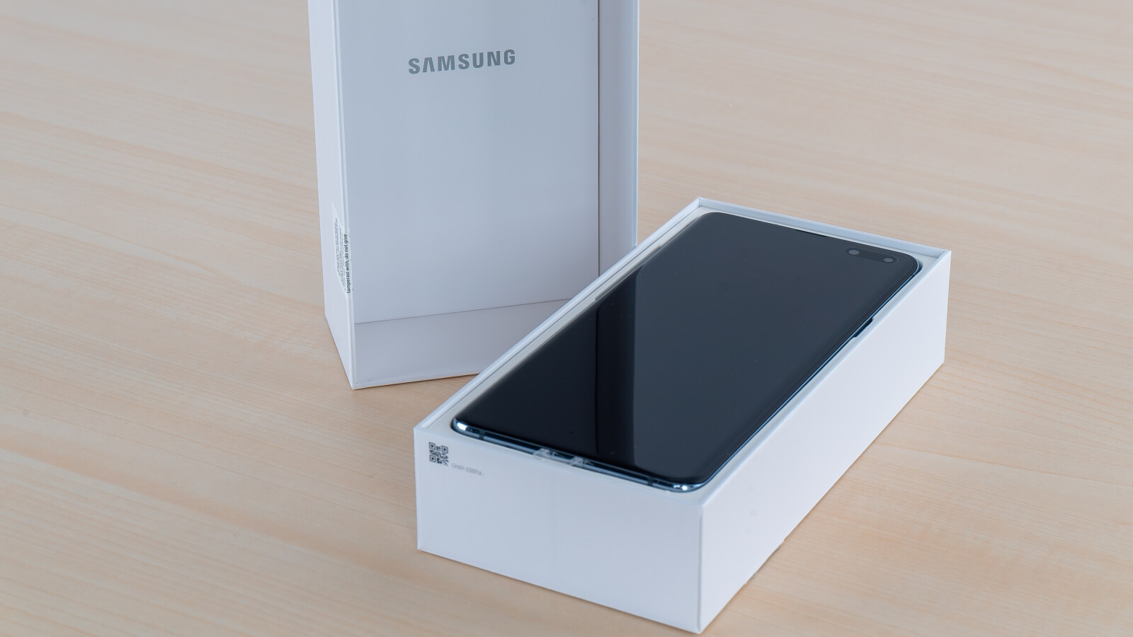 ... begrüßt euch das 5G-Smartphone mit einer glänzenden Glasvorderseite.