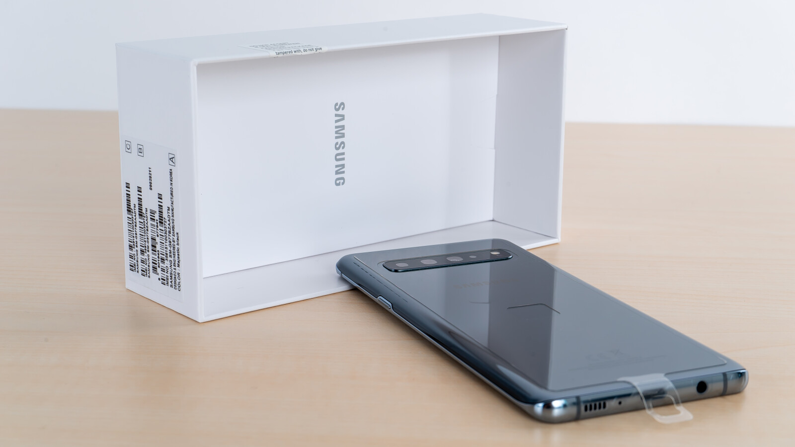 Dreht ihr das Handy um, fällt euch die erste Besonderheit auf.