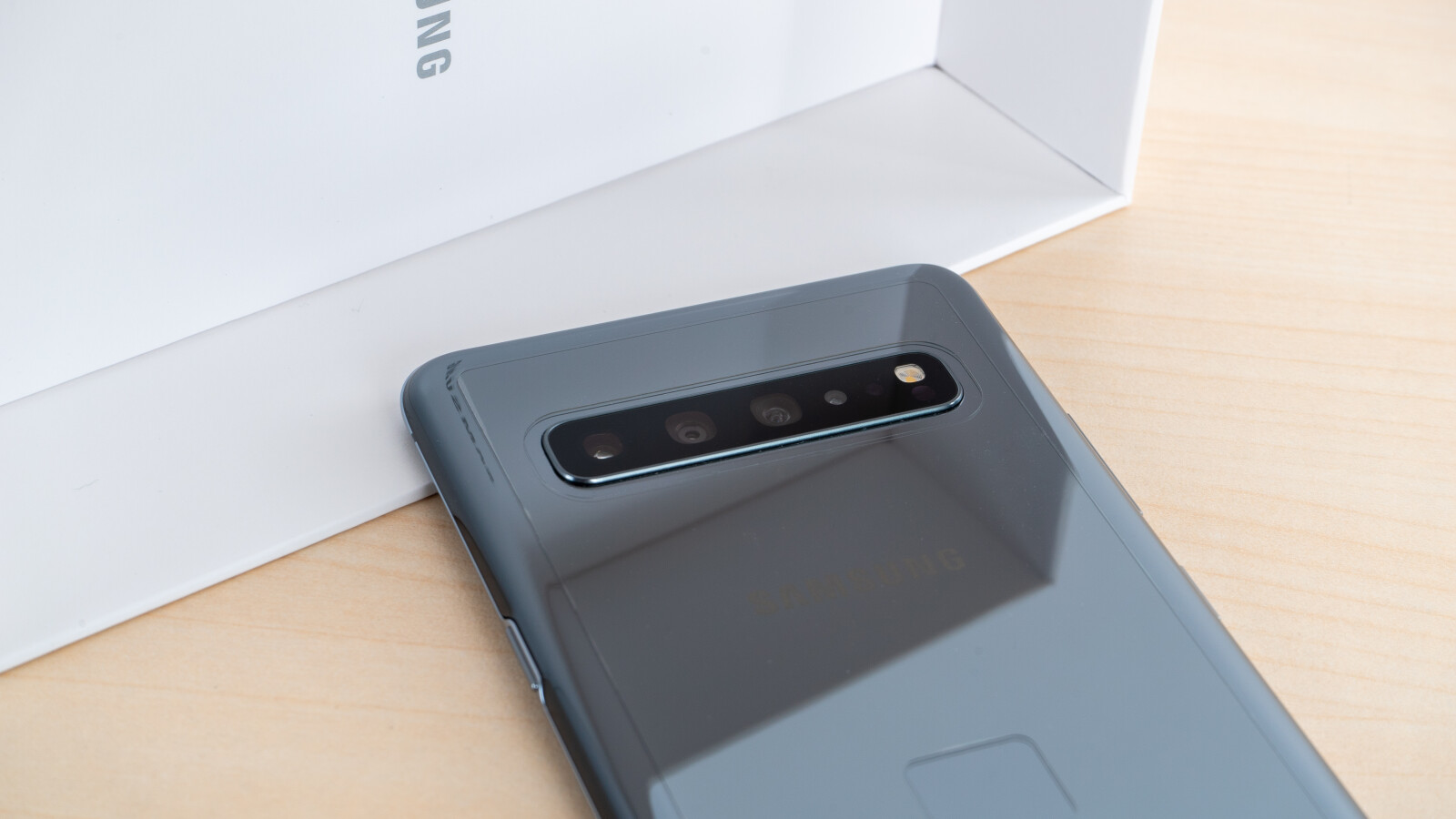 Mit einer ToF-Kamera ist eine weitere Kamera auf der Rückseite hinzugekommen.