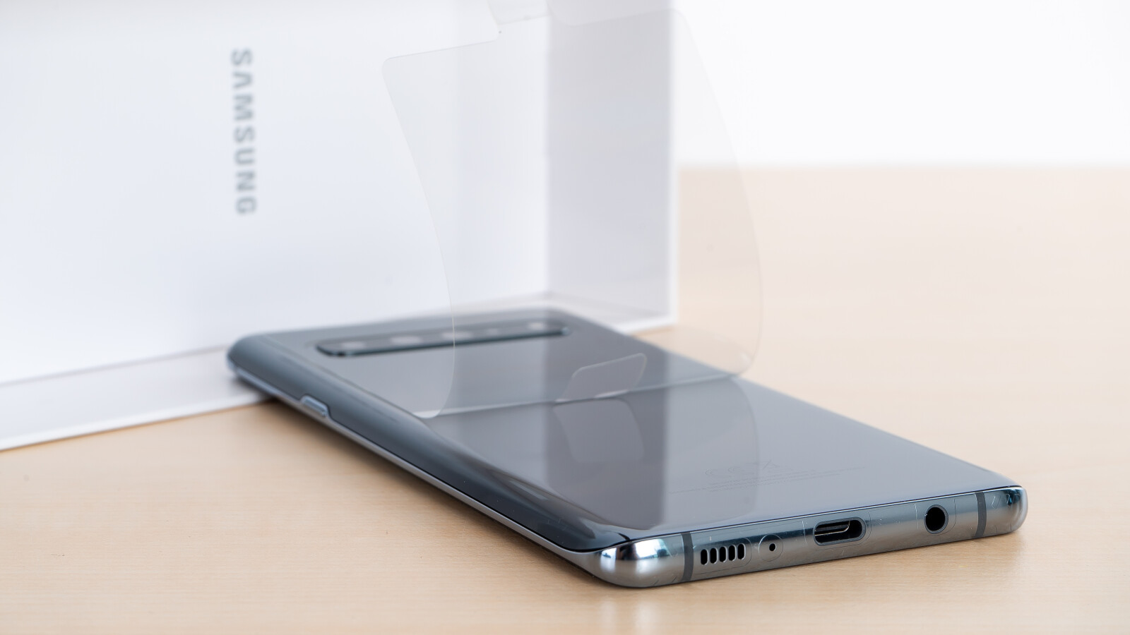 Der schönste Moment eines jeden Unboxings: Das Abziehen der Schutzfolien. Wir haben versucht, diesen Moment für euch festzuahalten.