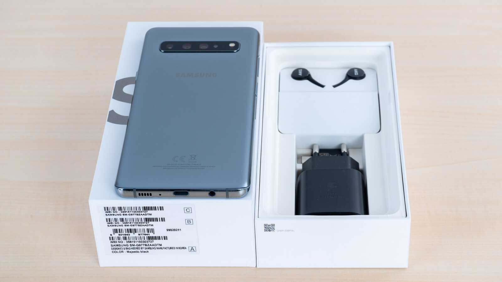 Kommen wir zum Auspacken des Kartons. Direkt unter den Kopfhörern ...