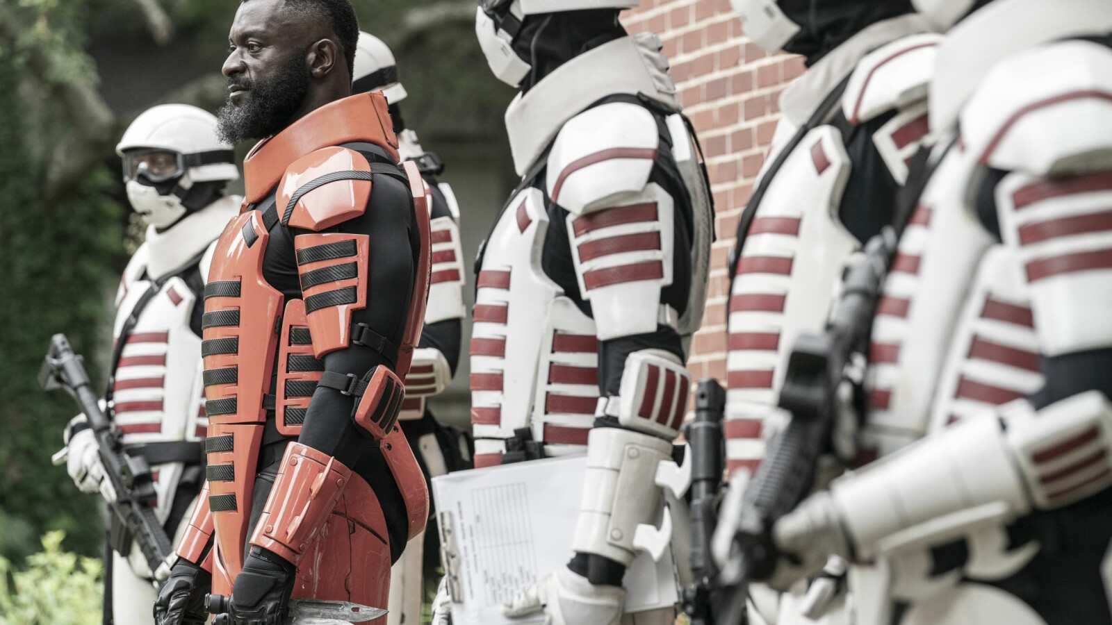 The Walking Dead Staffel 11: Mercer unterweist die neuen Rekruten.