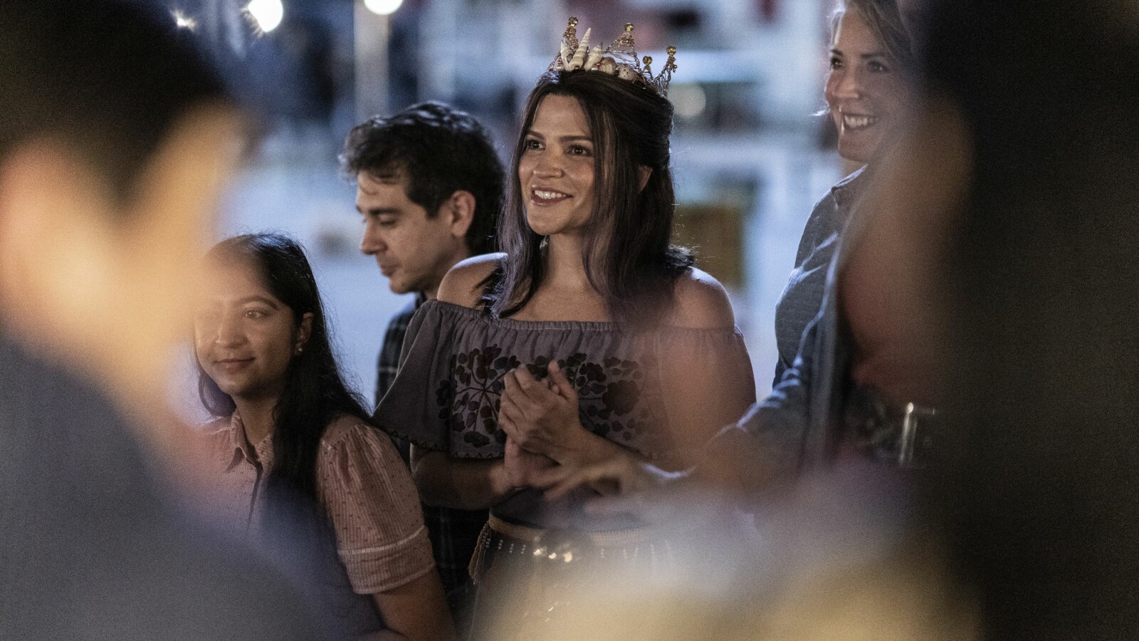 The Walking Dead Staffel 11: Princess trägt standesgemäß eine Krone.