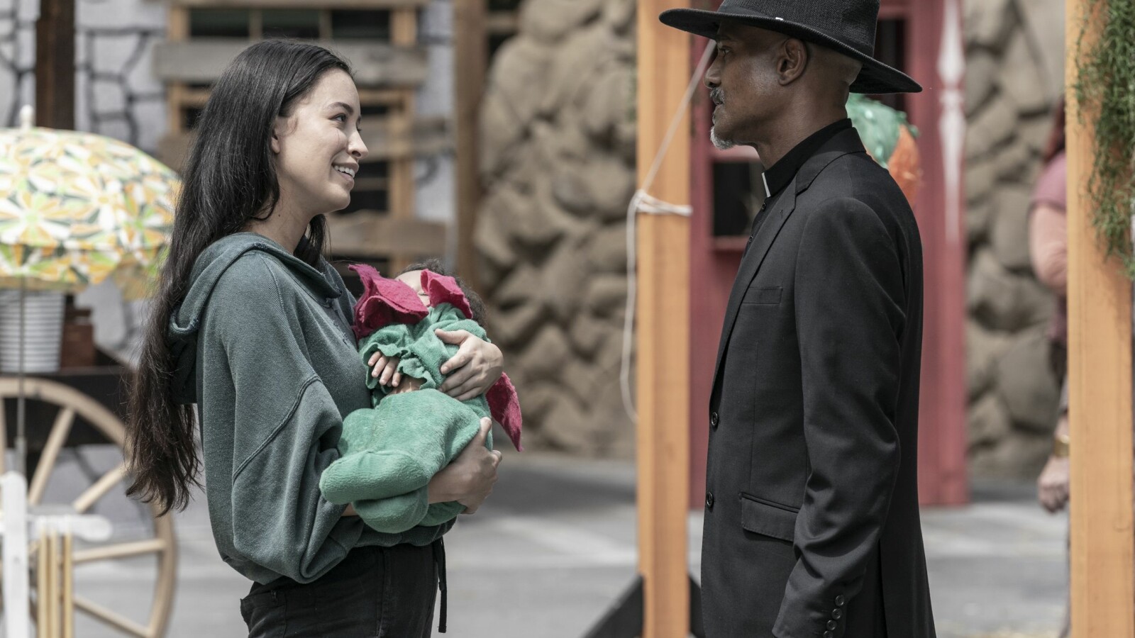 The Walking Dead Staffel 11: Rosita und Gabriel verbringen einen schönen Tag miteinander.