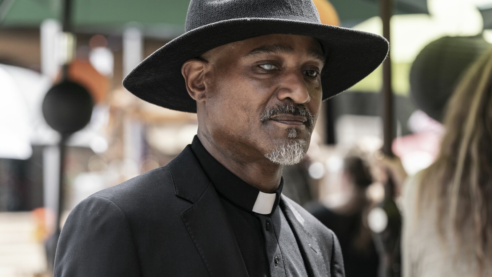 The Walking Dead Staffel 11: Vater Gabriel hat den Priesterkragen wieder angelegt.