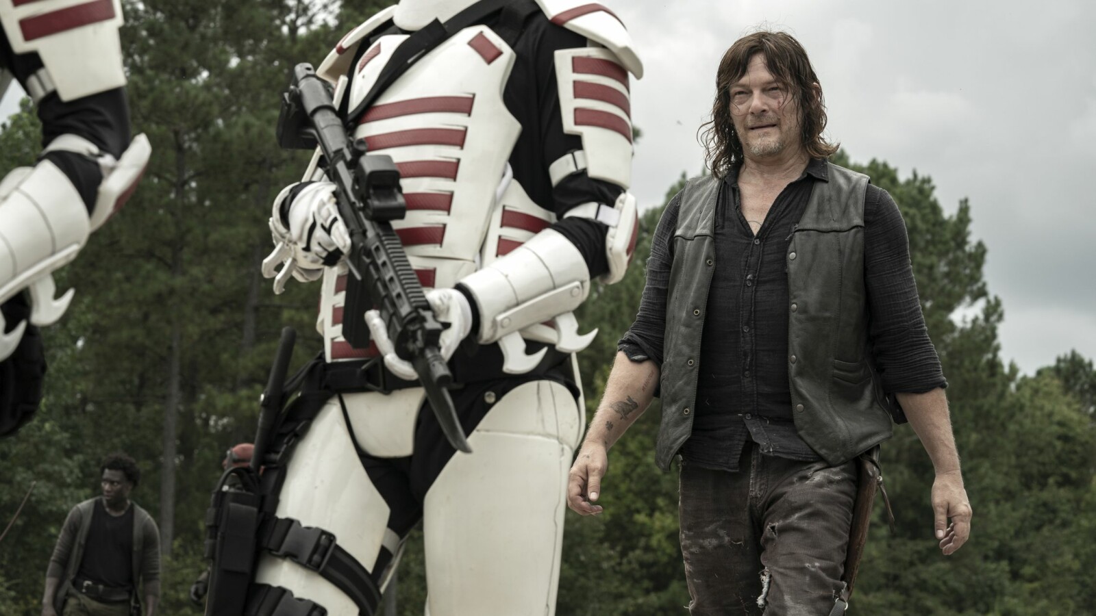 The Walking Dead Staffel 11: Daryl begleitet die Soldaten in Zivil.