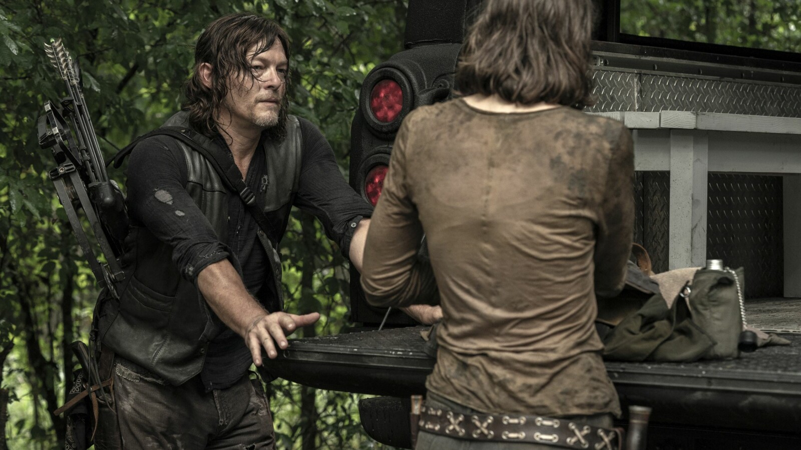 The Walking Dead Staffel 11: Daryl und Maggie unterhalten sich.