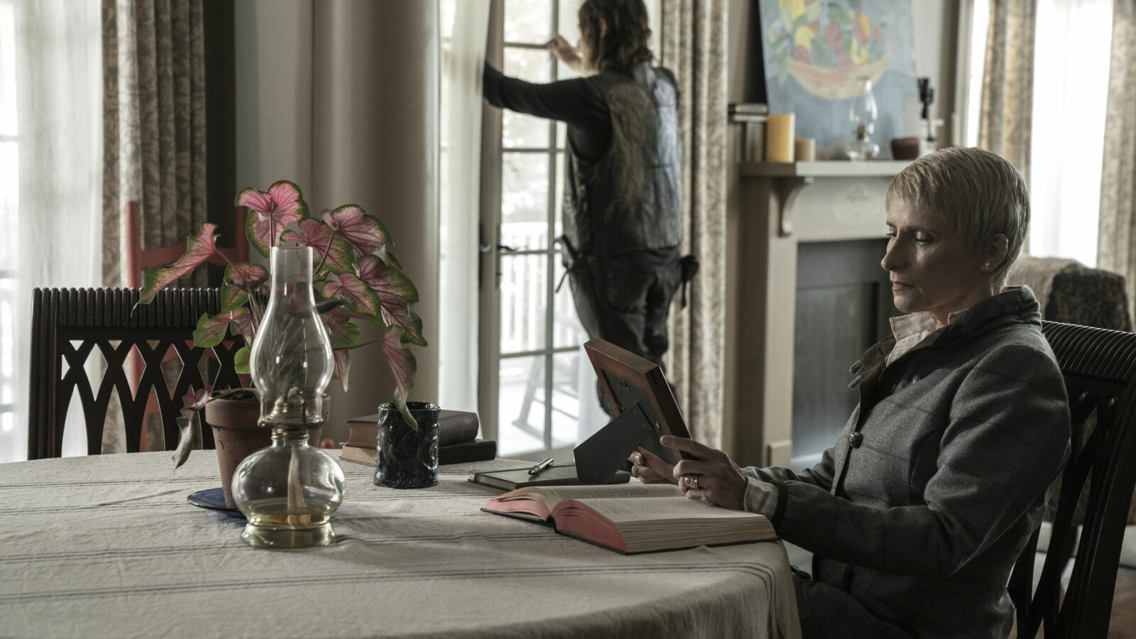 The Walking Dead Staffel 11: Daryl und Pamela sind in Gedanken versunken.