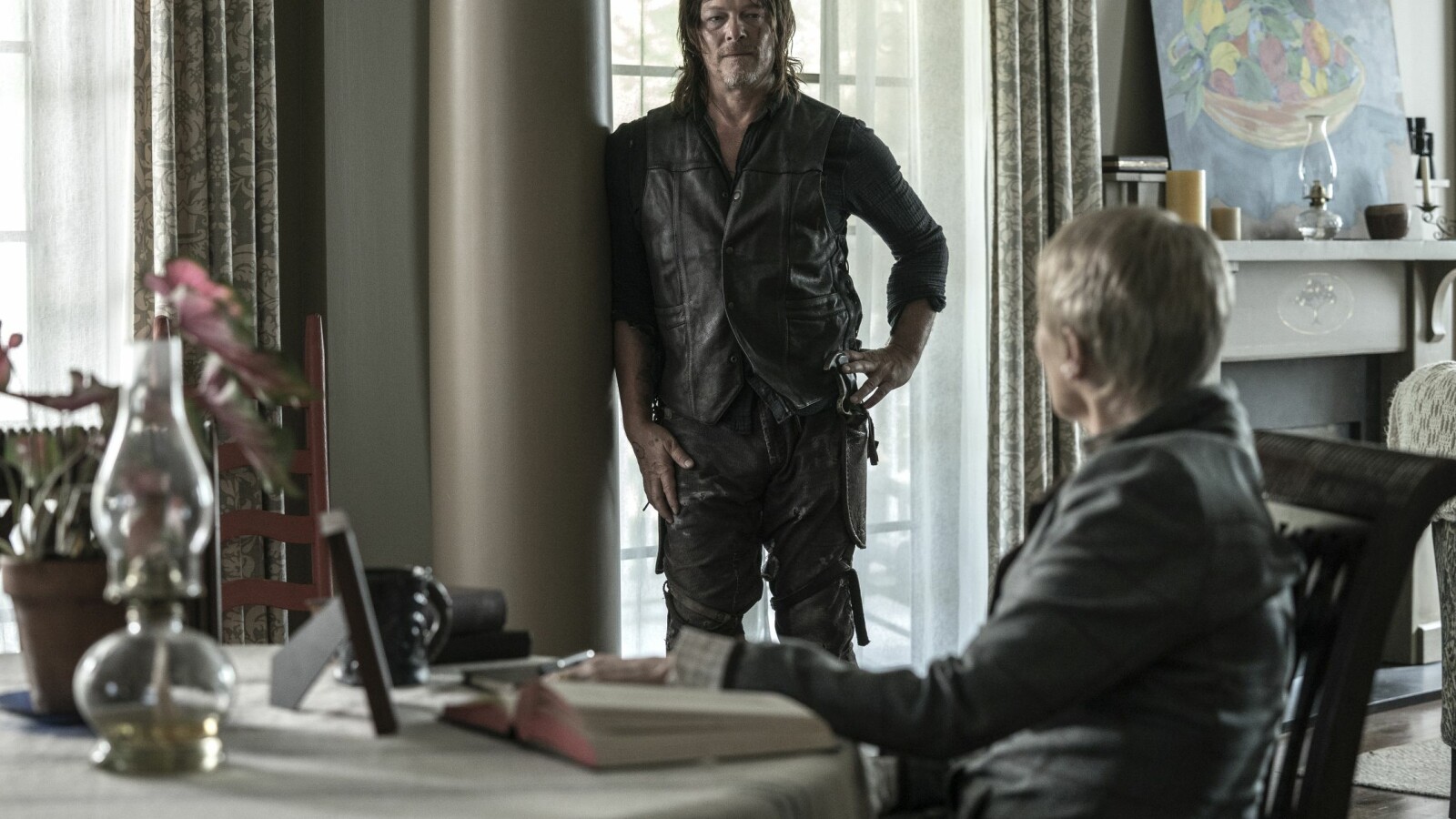 The Walking Dead Staffel 11: Daryl und Pamela Milton besprechen sich.
