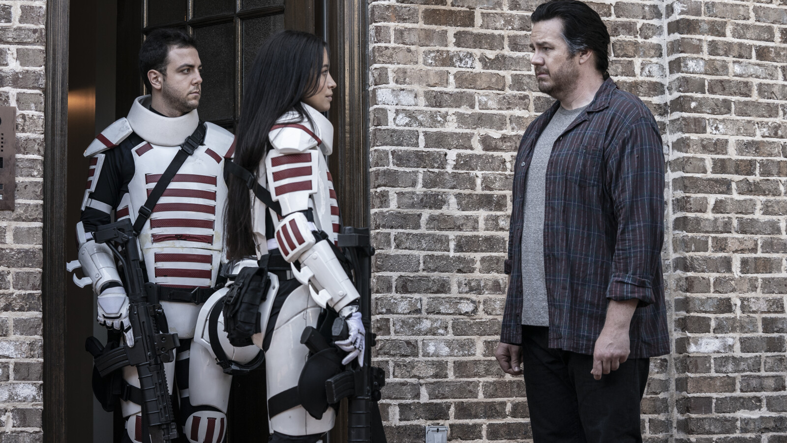 The Walking Dead Staffel 11: Eugene fragt Rosita um Rat.