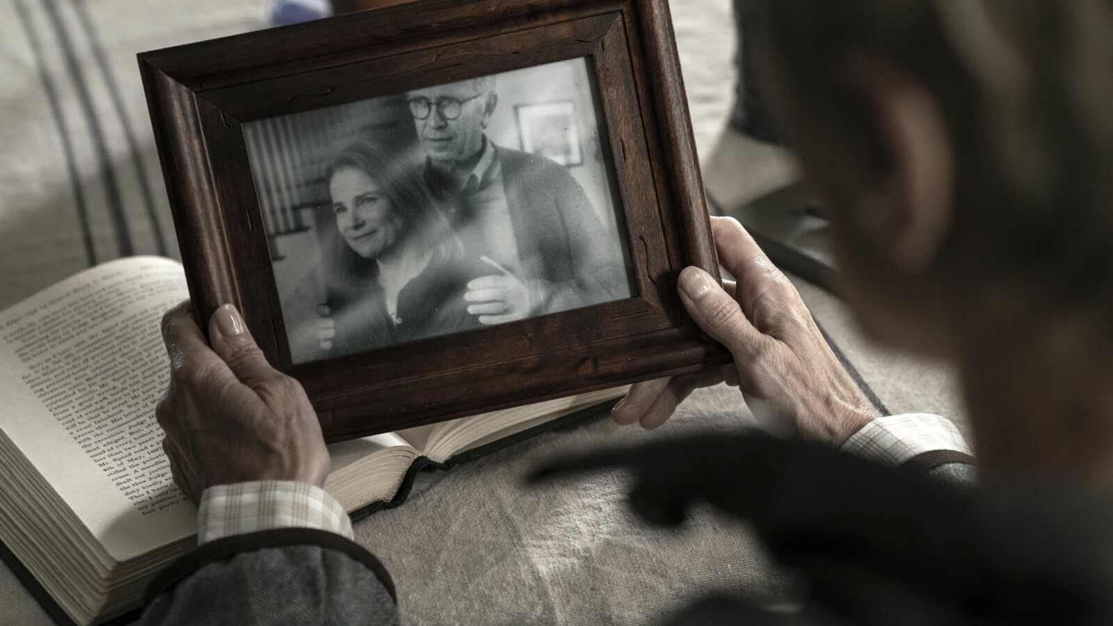 The Walking Dead Staffel 11: Pamela Milton betrachtet ein Foto von früher.