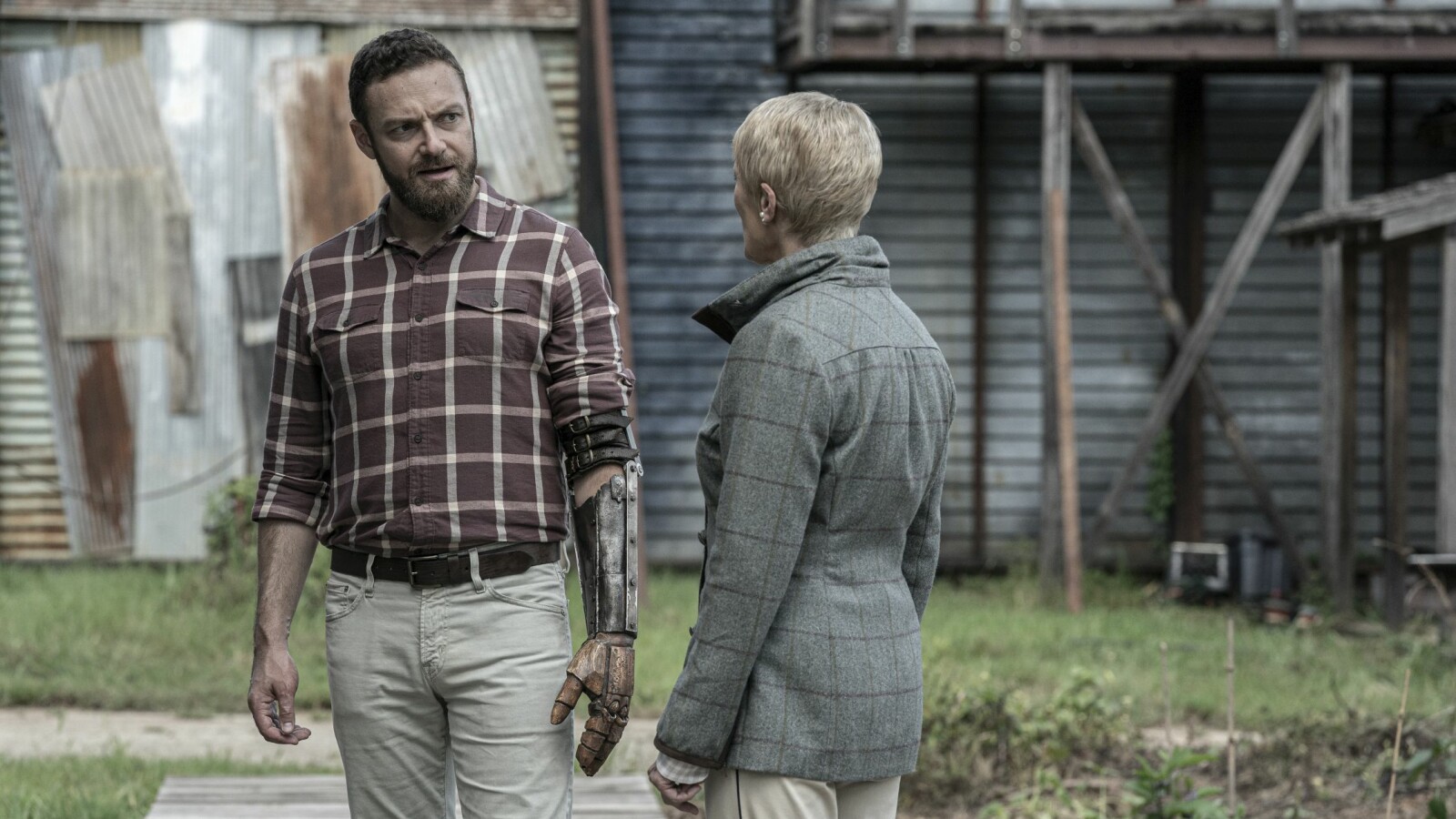 The Walking Dead Staffel 11: Pamela Milton unterhält sich mit Aaron.