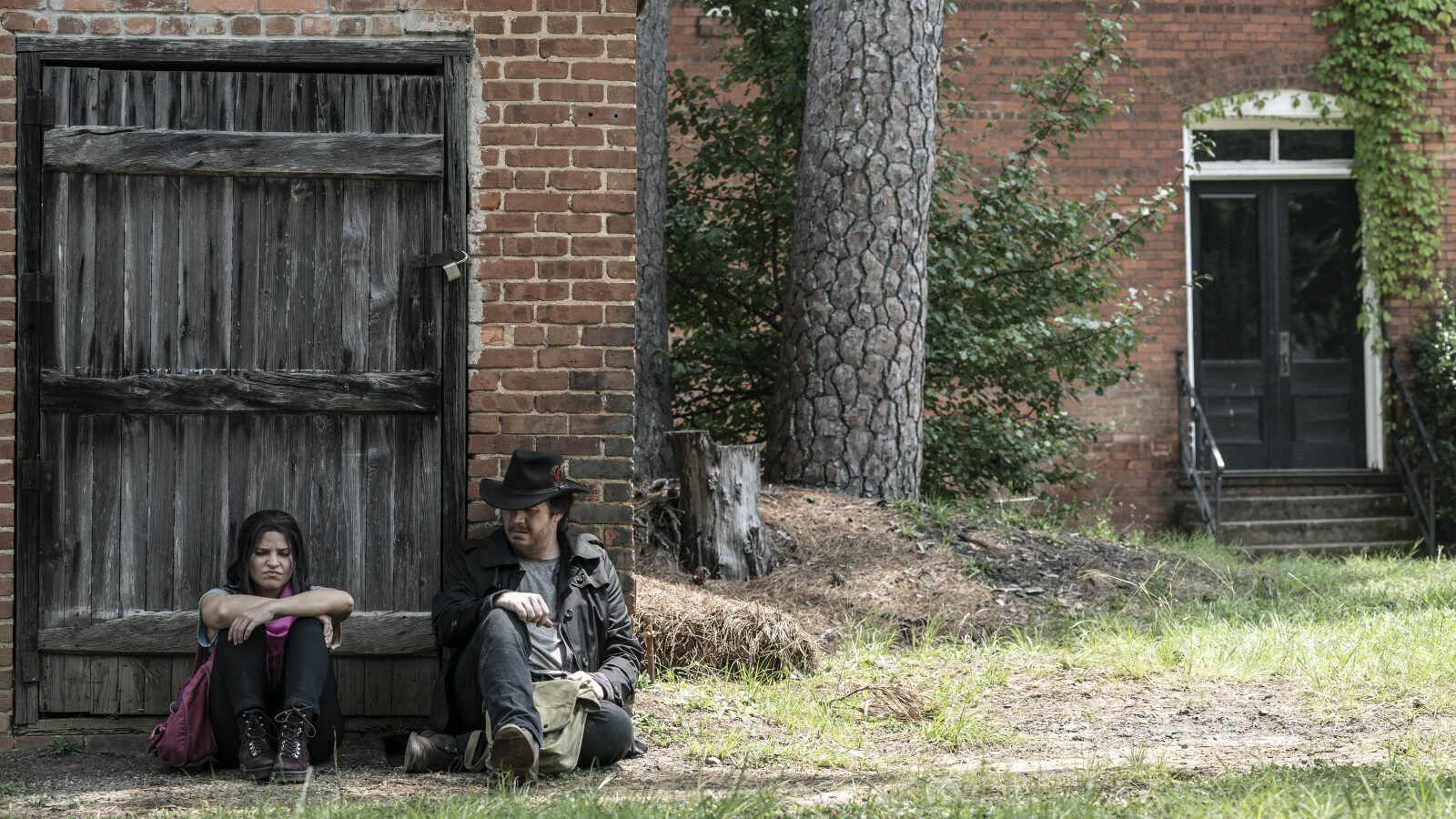 The Walking Dead Staffel 11: Princess und Eugene machen eine Lagebesprechung.