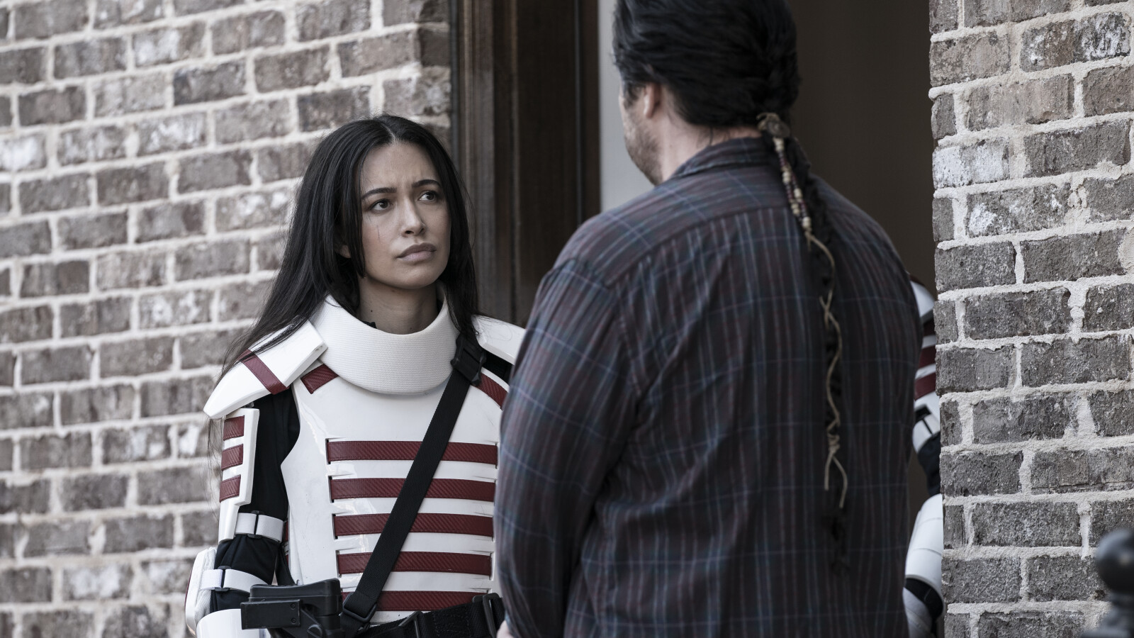 The Walking Dead Staffel 11: Rosita steht ihrem Freund Eugene bei.