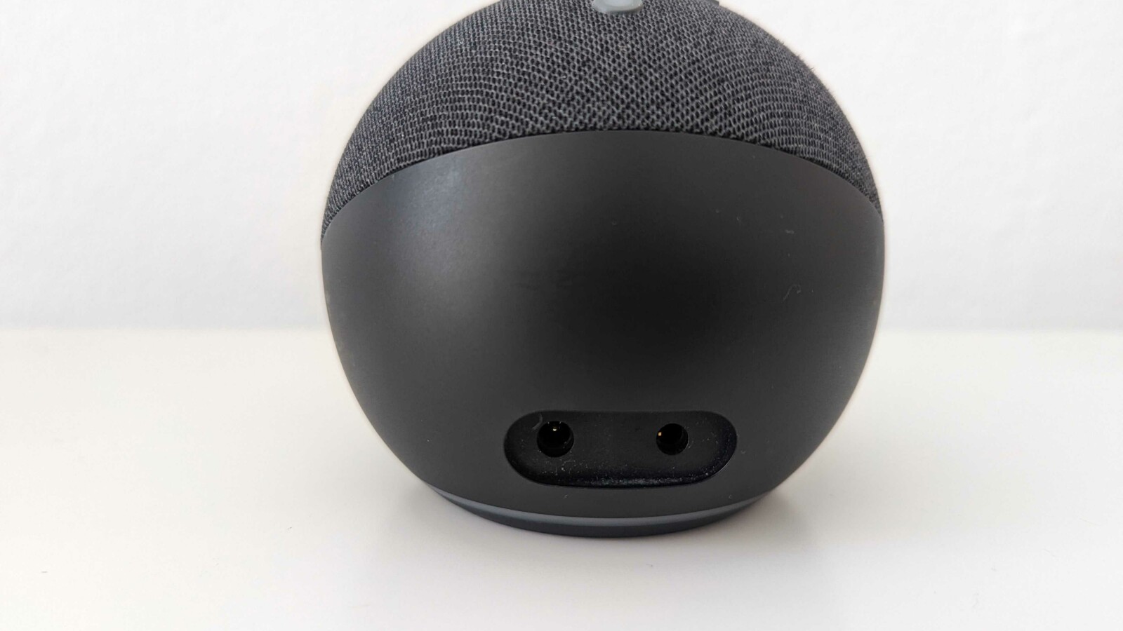 Bei den Anschlüssen habt ihr wenig Auswahl. Neben dem Port für den Strom gibt es nur noch einen für 3,5-Millimeter-Klinken. Etwa ein USB-C-Anschluss fehlt.