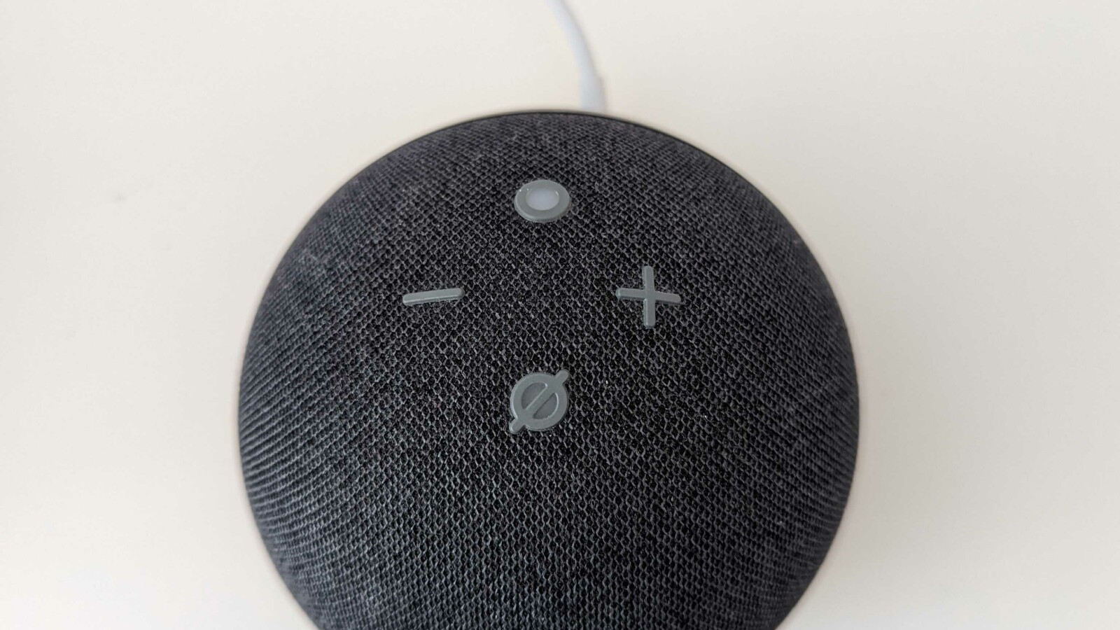 Auf der Oberseite des Speakers befinden sich vier Knöpfe für die Grundfunktionen.