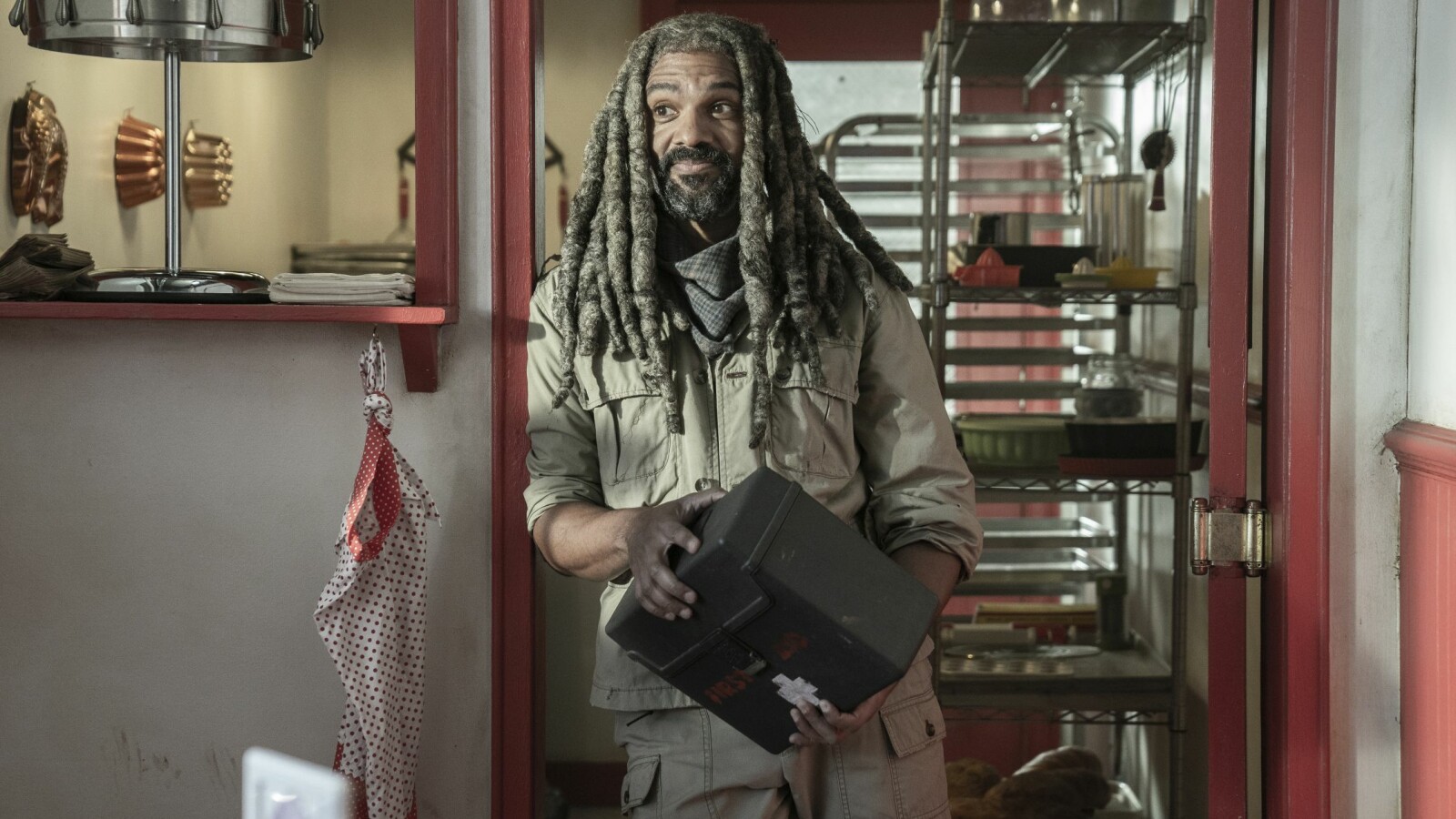 The Walking Dead Staffel 11 - Teil 3: Ezekiel besucht Carol in der Bäckerei.