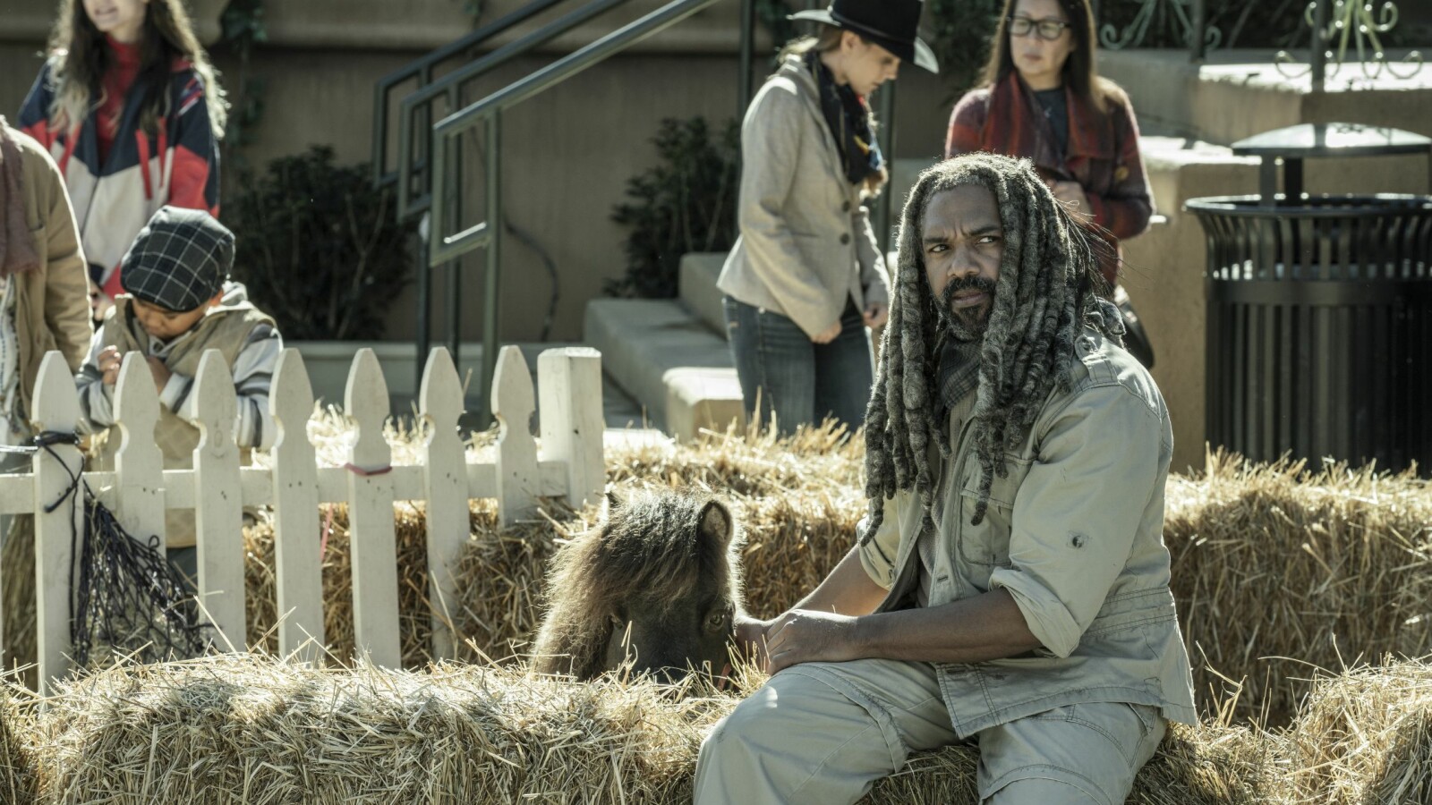 The Walking Dead Staffel 11 - Teil 3: Ezekiel kümmert sich um den Streichelzoo.
