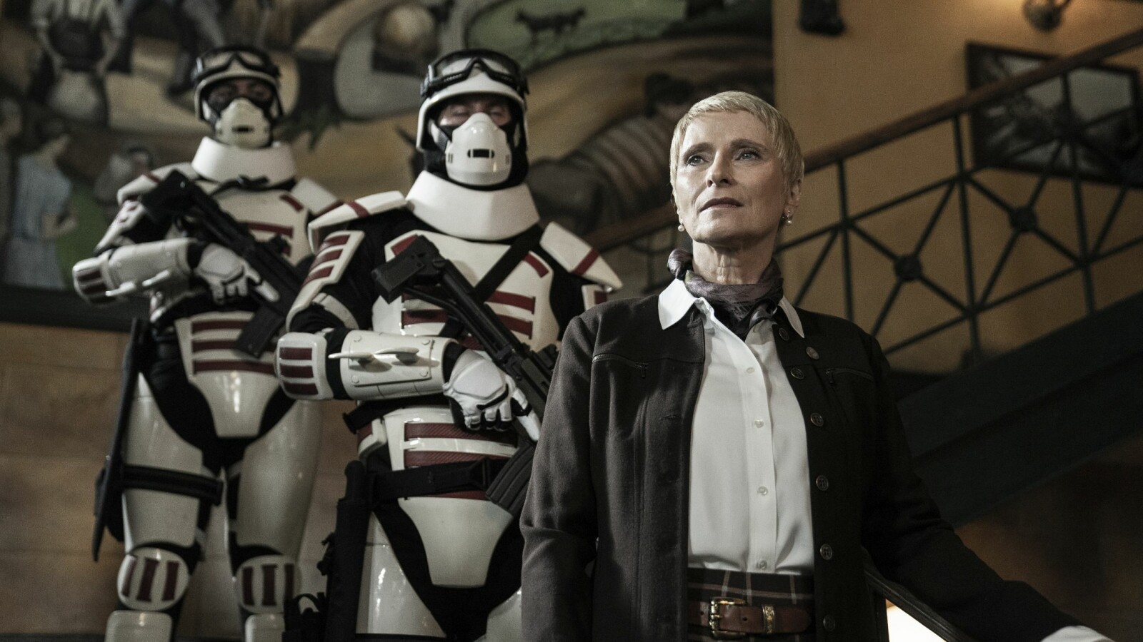 The Walking Dead Staffel 11 - Teil 3: Pamela Milton wird von ihrer Leibgarde begleitet.