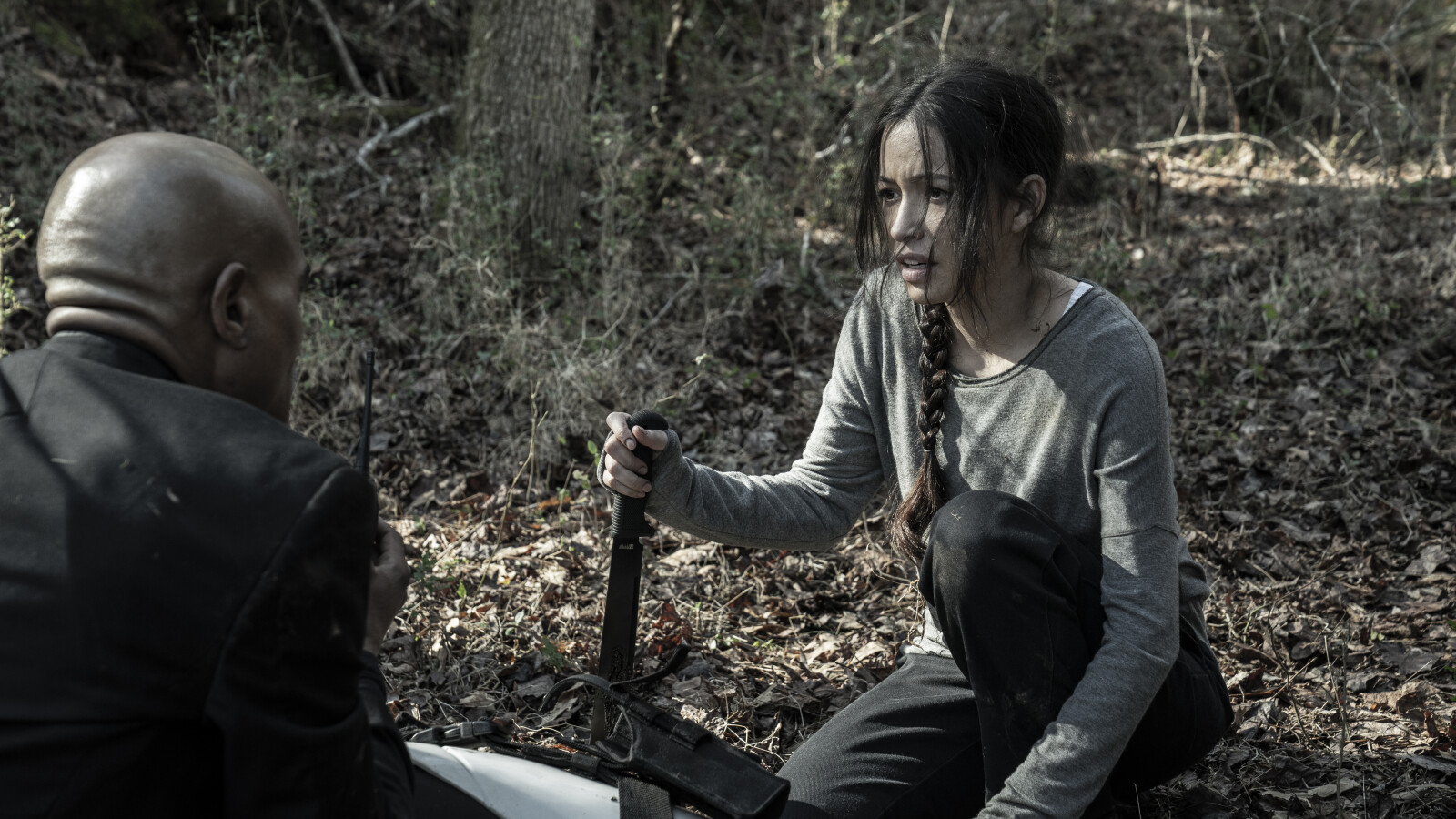 The Walking Dead - Staffel 11: Gabriel und Rosita beraten sich