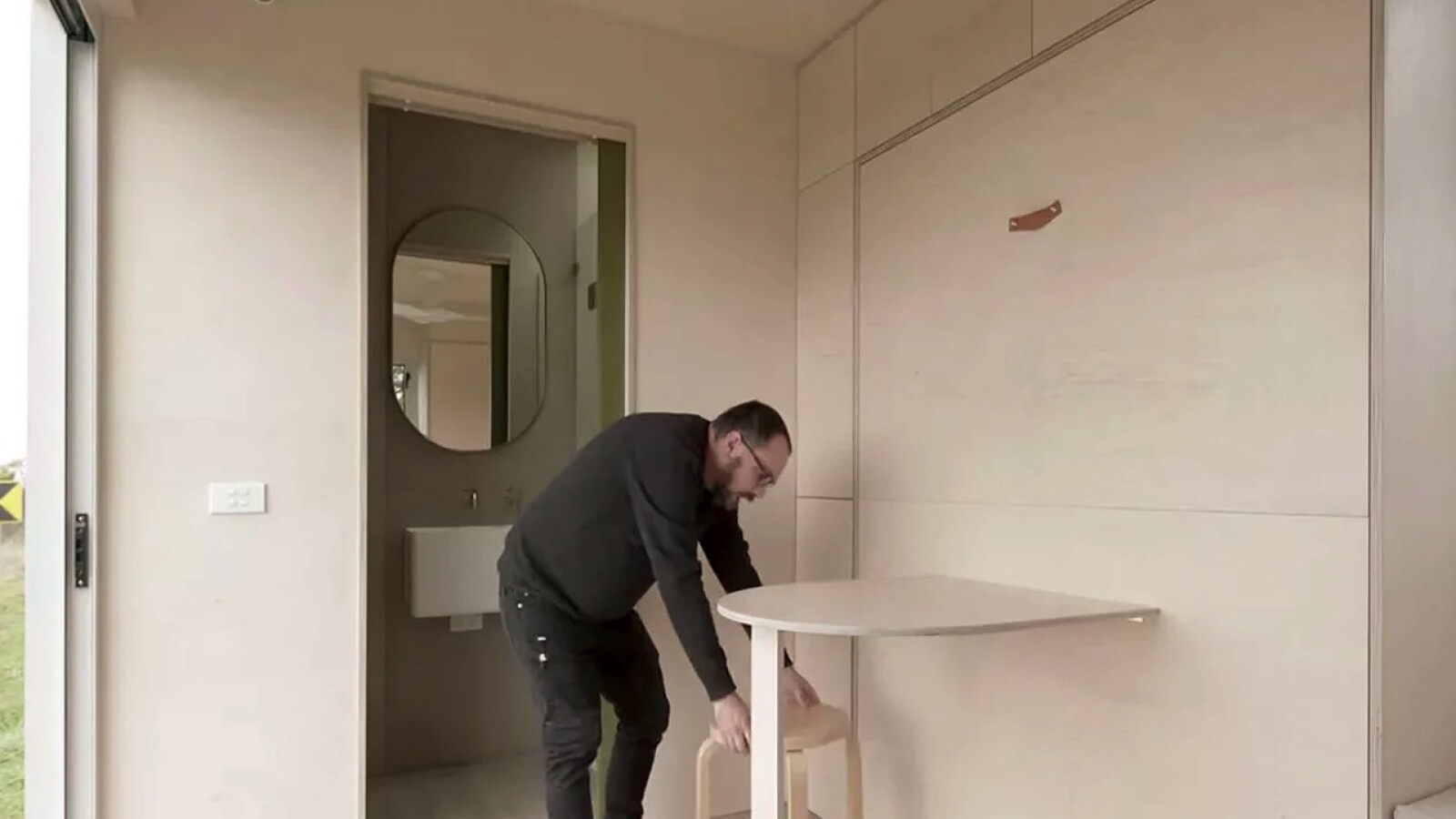 ... Bett und Tisch. Viele ...