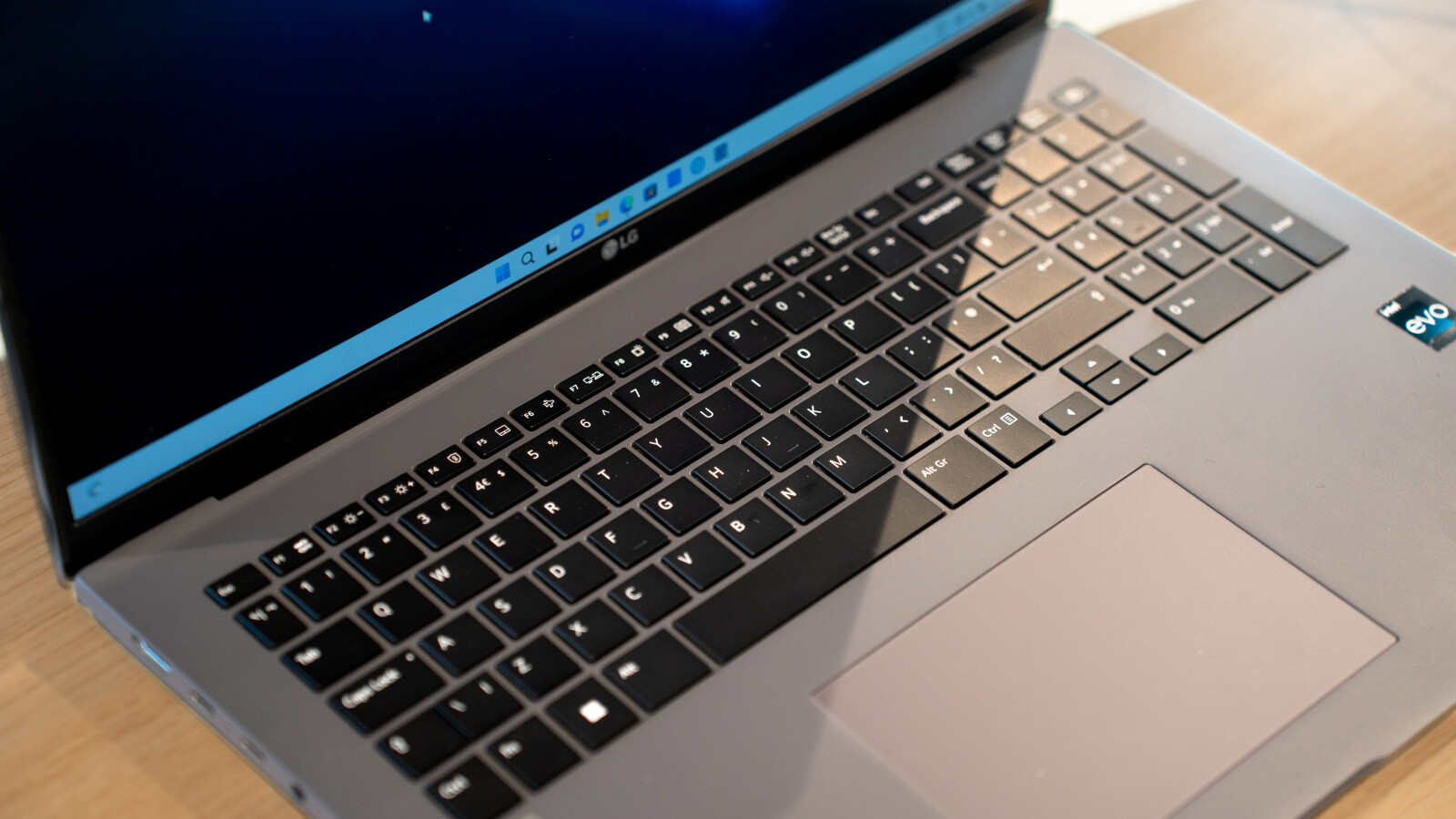 ... bietet neben einem riesigen Display auch eine ausgewachsene Tastatur inklusive ...