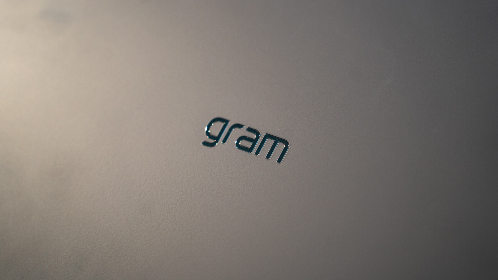 ...Nummernfeld. Trotz Leichtbauweise hinterlässt das Gerät ...