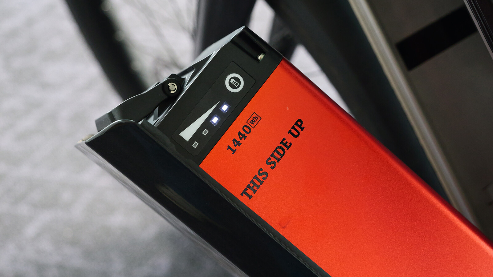 ... sieben Kilogramm auf die Waage. Ein Display im Cockpit ...