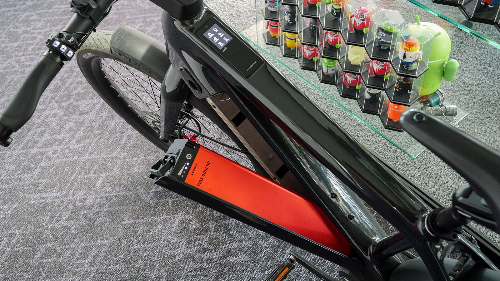 ... ist der Akku dem Ladefach entnommen. Der Energiespeicher bringt satte ...