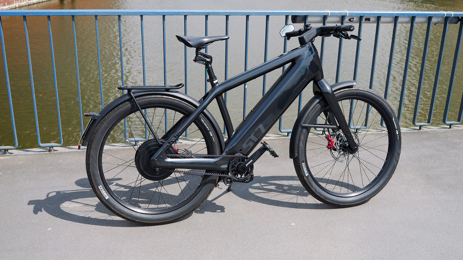 ... verfügt und maximal bis 45 km/h ...