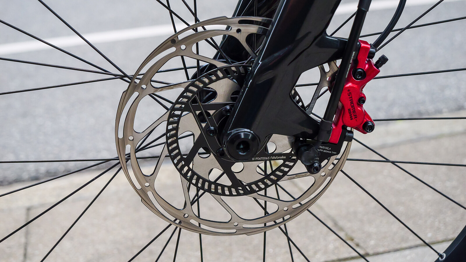 ... verfügt das ST7 über ABS, das am Vorderrad eingreift. Richtig gut ...