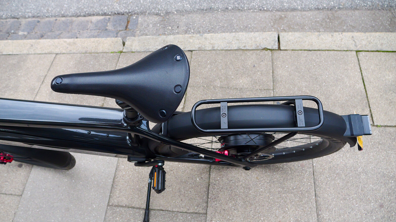 ... fällt der Kunststoff-Sattel von Brooks ...