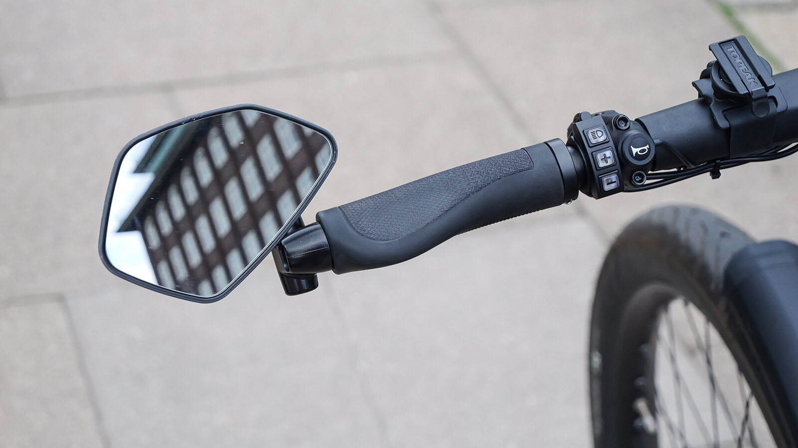 ...einen Spiegel. Wir hätten uns zusätzlich noch einen Blinker gewünscht. Schnell ...