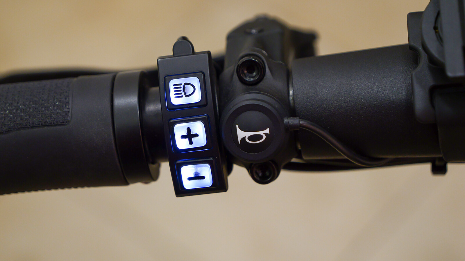 ... hinterleuchtete Bedientasten.