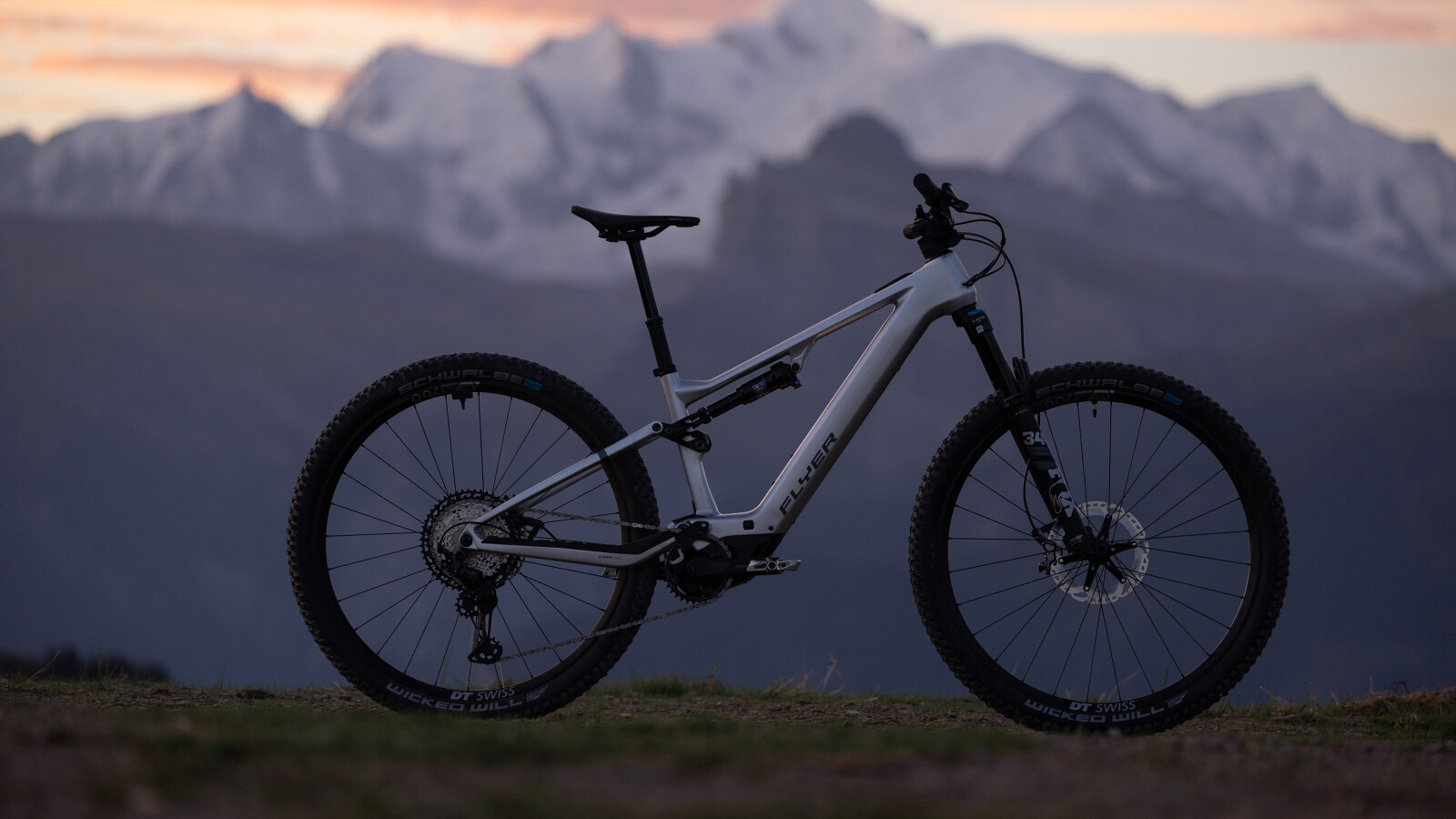 ... Flyer E-MTB mit Namen ...