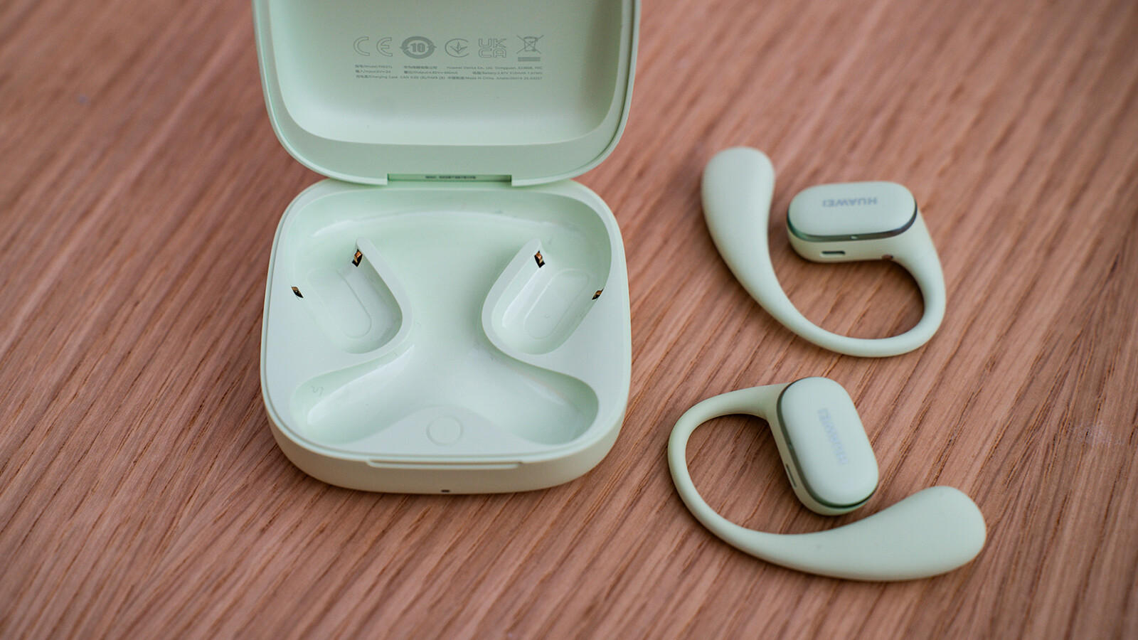 Enthalten ist ein Ladecase und die Kopfhörer - ohne USB-C-Kabel.