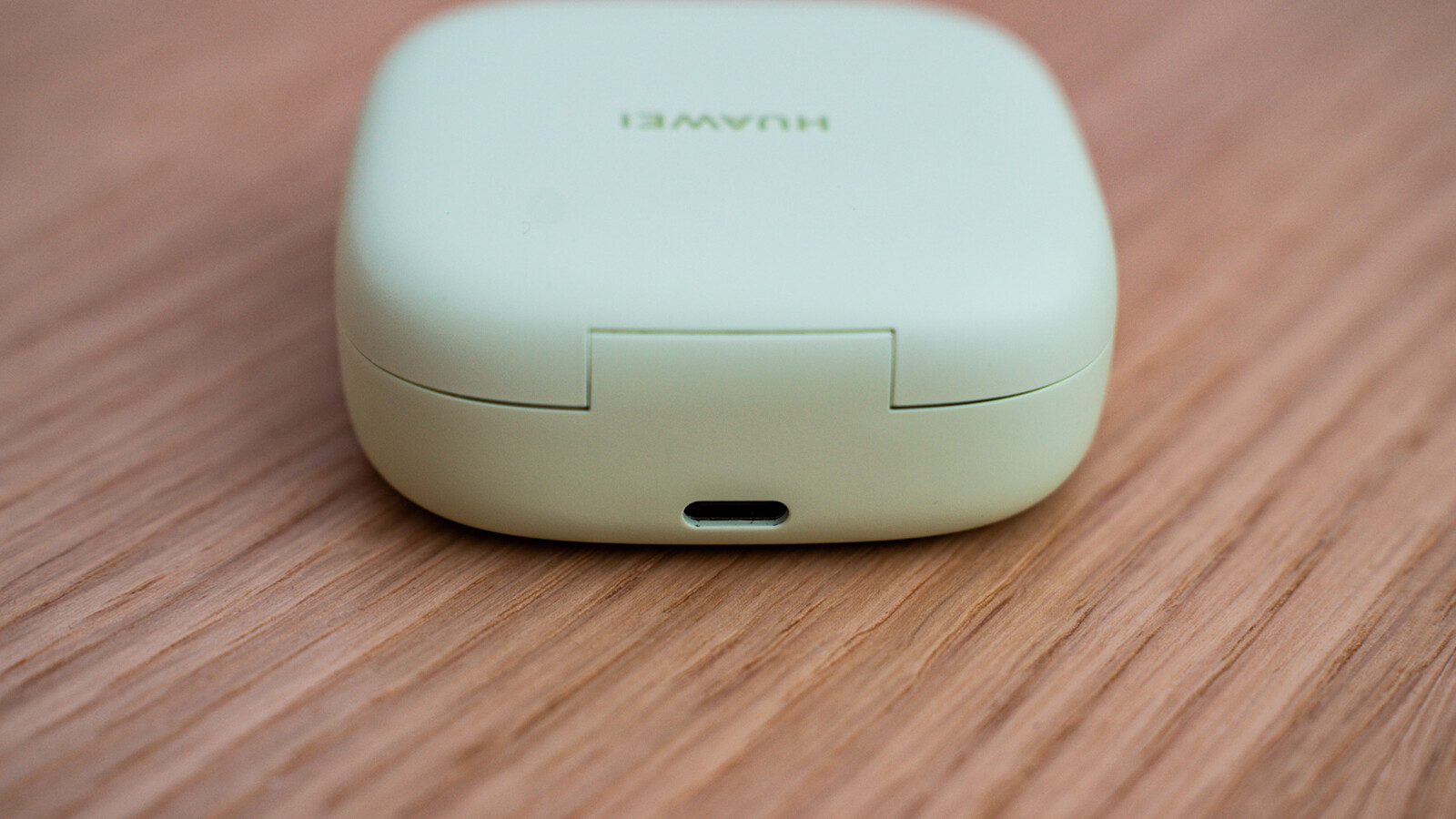 Das Ladecase wirkt robust und bietet soliden Schutz.