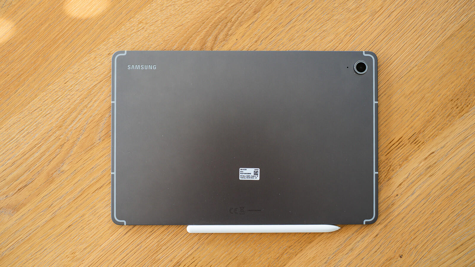 Der Bedienstift haftet magnetisch am Samsung Galaxy Tab S10 FE und wird darüber auch geladen.