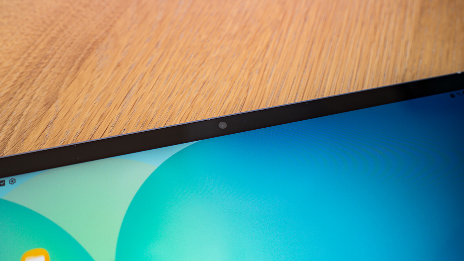 Die Frontkamere des Samsung Galaxy Tab S10 FE glänzt mit einem großen Blickfeld.