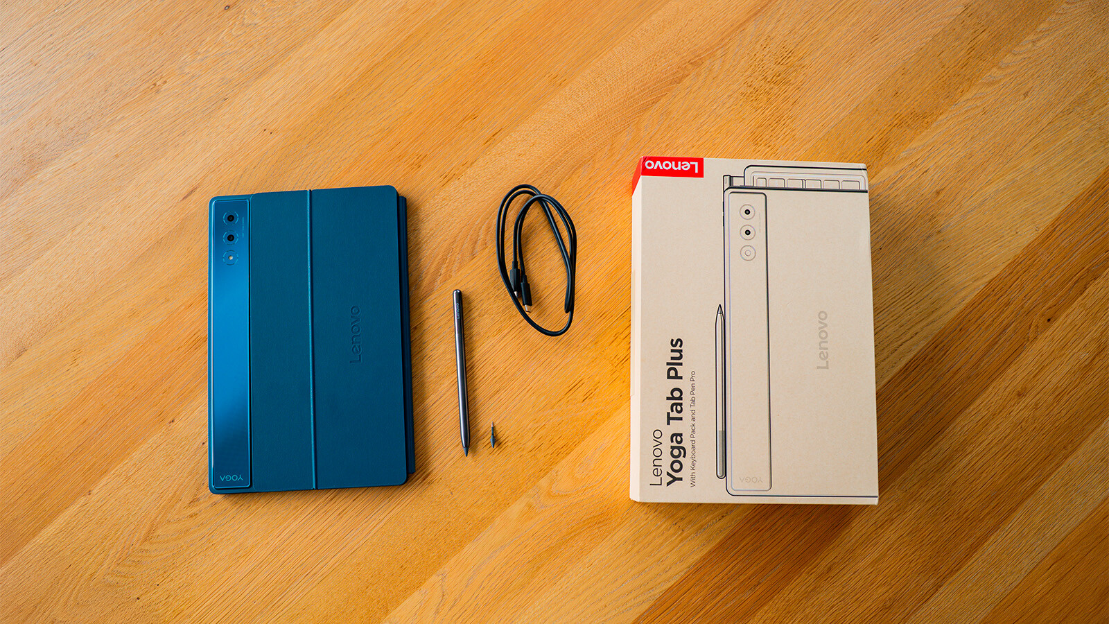 Der Lieferumfang lässt nichts zu wünschen übrig: Tablet, Tastatur, Eingabestift sowie Ladekabel sind mit dabei.