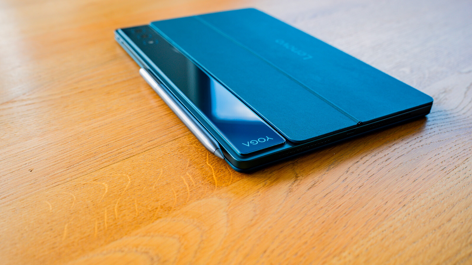 Das Lenovo Yoga Tab Plus wirkt hochwertig und edel.