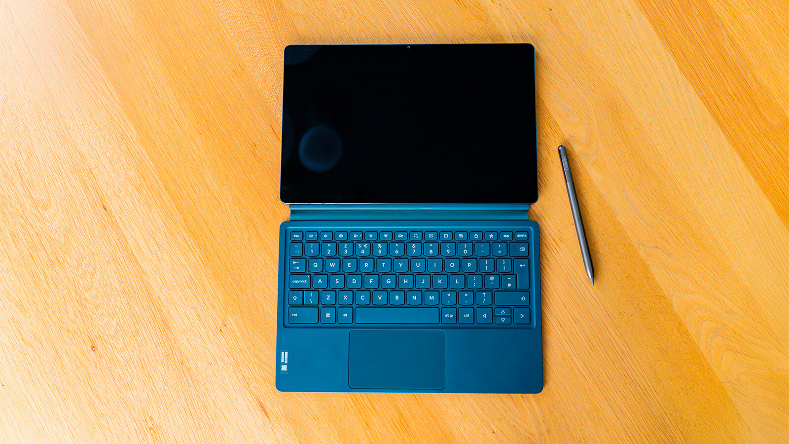 Die mitgelieferte Tastatur verbindet sich reibungslos, wodurch sich das Tablet für Schreibarbeit nutzen lässt.