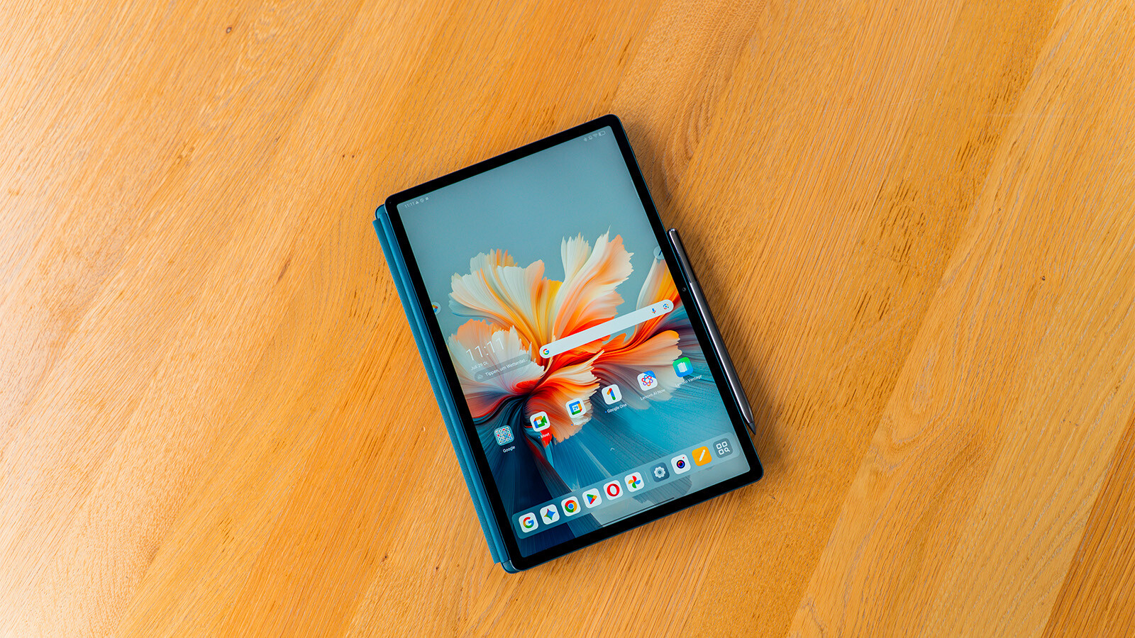 Das Display überzeugt mit scharfer 3K-Auflösung und flüssiger 144 Hz-Bildwiederholrate.