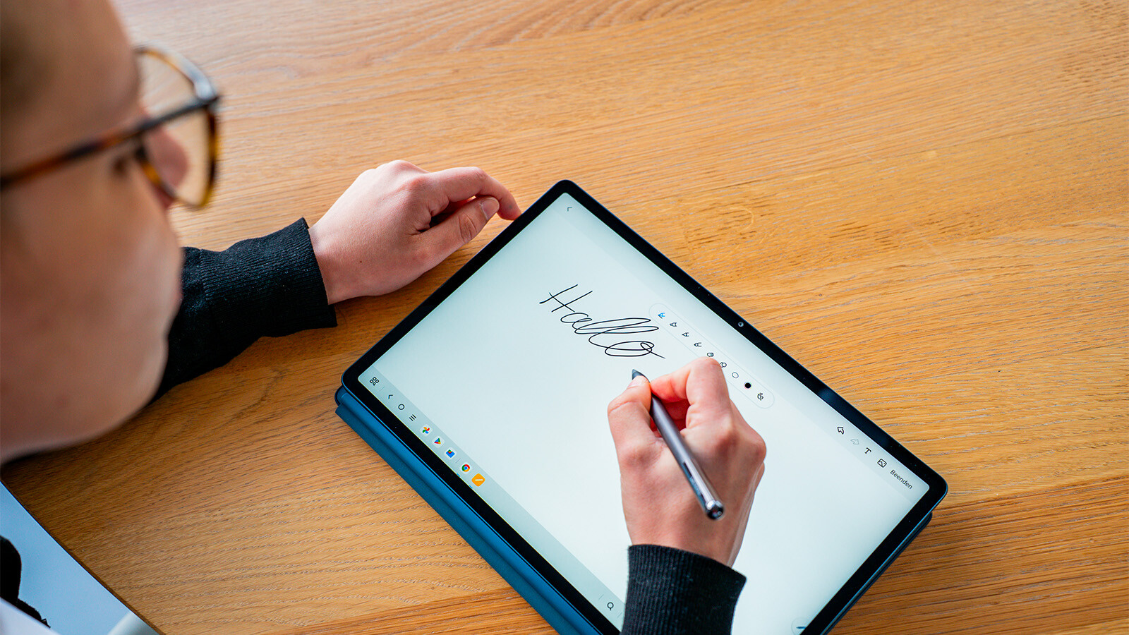 Auch der mitgelieferte Tab Pen Pro liegt gut in der Hand - und reagiert präzise.