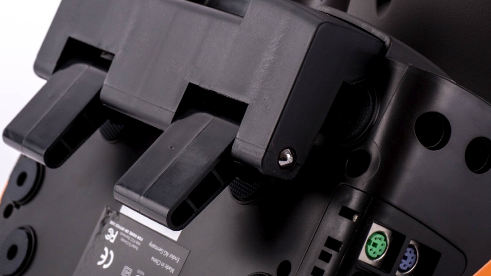 Spartanisch simple Tischklemmen unter der Wheel Base.