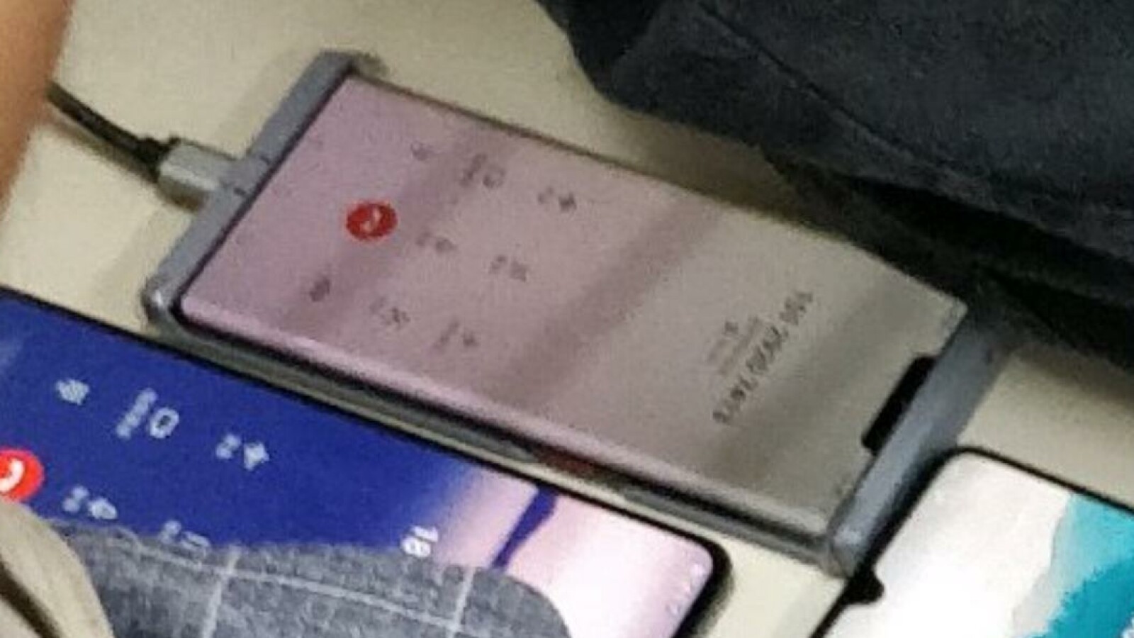 Dieses Bild ist eine starke Vergrößerung des Huawei Mate 30 Pro U-Bahn-Leaks.